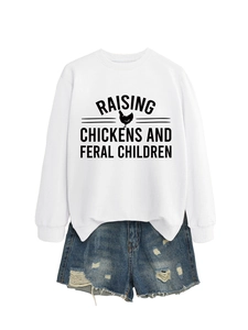 Mise à plat d'un sweat blanc avec imprimé poulet et short en denim bleu
