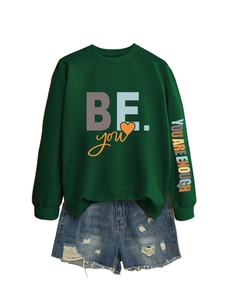 Vue à plat d'un sweat vert imprimé YOU ARE ENOUGH et d'un short en jean déchiré