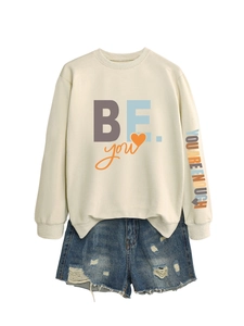 Détail du sweat crème avec impression YOU ARE ENOUGH sur la manche et short