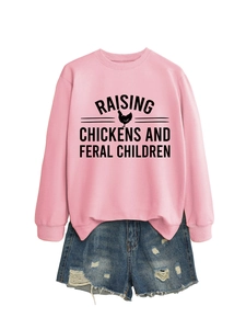 Tenue à plat comprenant un sweat rose à message et un short en jean bleu délavé