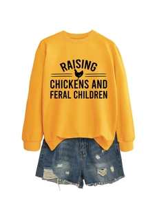 Détail du sweat jaune avec imprimé poulet et short en jean bleu avec déchirures