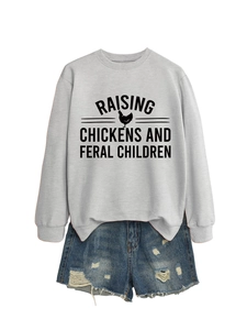 Détail du sweat gris avec motif imprimé Raising Chickens and Feral Children original
