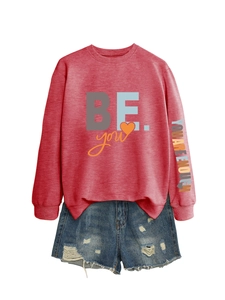Détail de la manche du sweat rouge brique avec motif You Are Enough et petit cœur
