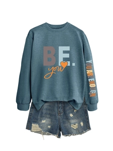 Détail de l'imprimé BE YOU sur sweat bleu-gris avec motif YOU ARE ENOUGH sur la manche