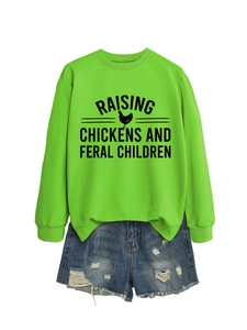 Détail d'un sweat vert vif avec slogan noir et silhouette de poulet imprimée