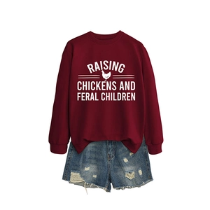 Ensemble sweat bordeaux Raising Chickens and Feral Children et short en jean bleu