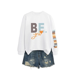 Sweat blanc femme avec imprimé Be You et short en jean bleu avec bords effilochés