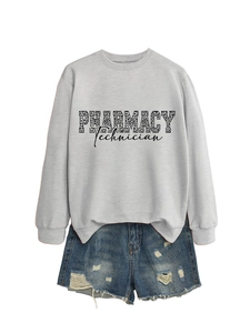 Dettaglio felpa grigia PHARMACY technician e pantaloncini di jeans blu strappati