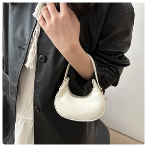 Détail du sac bandoulière blanc en forme de croissant avec cuir lisse et boucles dorées