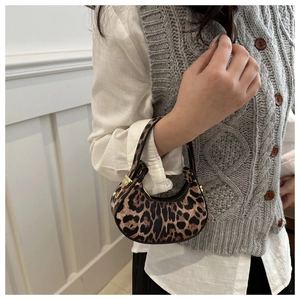 Mini sac croissant léopard sur modèle montrant la taille compacte et le style rétro