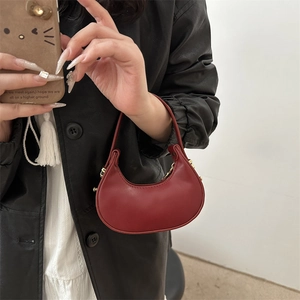 Sac hobo minimaliste rouge foncé en cuir mat avec une structure élégante en croissant