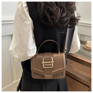 Détail de la sacoche vintage marron avec sa boucle carrée en métal doré poli
