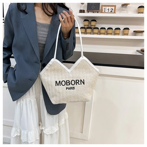 Détail du sac cabas en paille beige MOBORN PARIS avec bordure blanche et logo