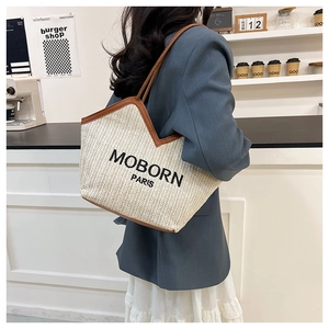 Détail du cabas tissé MOBORN PARIS avec bordures en cuir et broderie élégante