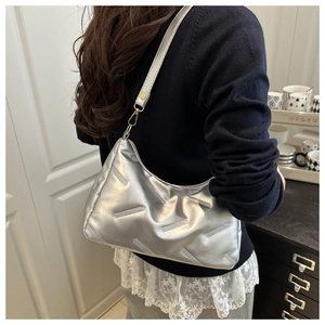 Silberne Stepp-Achseltasche mit Metallic-Finish und goldenen Beschlägen an der Schulter