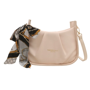 Sac bandoulière carré beige chic avec foulard en soie et logo de mode doré