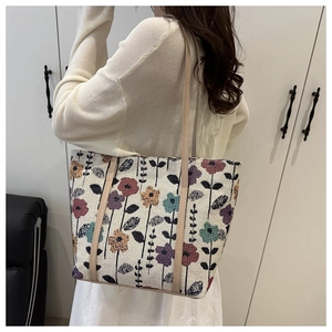 Vue détaillée du sac cabas en jacquard floral vintage avec bandoulières en cuir brun