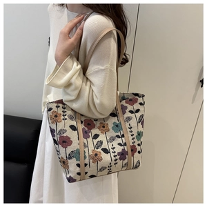 Détail du sac cabas en jacquard vintage avec broderies florales et anses kaki