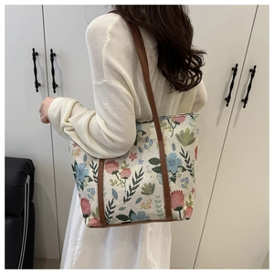 Détail du cabas floral en tapisserie avec tissu jacquard vintage et anses en cuir marron