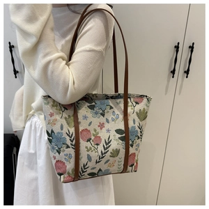 Sac fourre-tout à imprimé floral porté avec bandoulière en cuir et grand compartiment