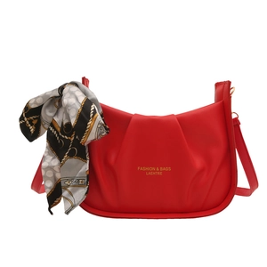 Borsa a tracolla rossa a mezzaluna plissettata con elegante foulard in seta stampato