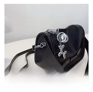 Nahaufnahme der schwarzen glänzenden Schultertasche mit silbernen Metalldetails