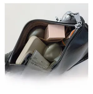 Innenkapazität der schwarzen Leder-Umhängetasche mit Platz für Handy und Kosmetik