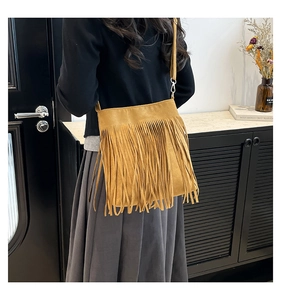 Détail du sac cabas bohème en daim jaune avec de longues franges et un crochet en métal