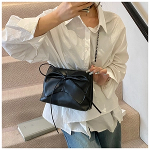 Sac bandoulière noir style ballet avec nœud élégant et bandoulière chaîne en métal