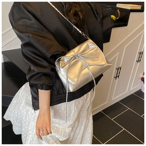 Sac argenté style ballerine avec texture métallique et détail de grand nœud décoratif
