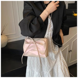 Détail du sac bandoulière satin rose style ballet avec grand nœud et chaîne argent