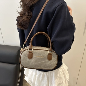 Sac Boston chic en toile kaki avec poignées en cuir marron pour femmes élégantes