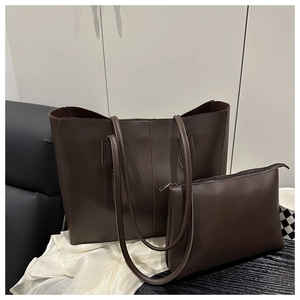 Détail d'un ensemble de sacs fourre-tout en cuir marron avec grand sac et pochette zippée