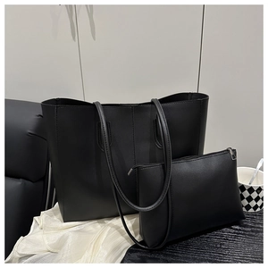 Détail macro du set cabas noir en cuir PU vintage avec pochette zippée assortie