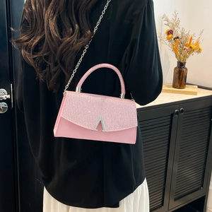 Sac à main chic à paillettes roses avec bandoulière chaîne argentée et logo A métallique
