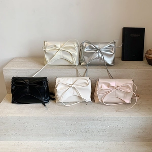 Sacs à main chic style ballet avec nœud en argent, blanc et rose sur des marches