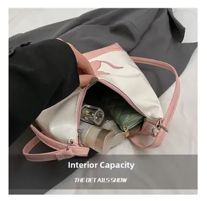 Vue détaillée de la capacité interne du sac fourre-tout rose avec cosmétiques