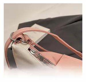 Gros plan sur la fermeture éclair en argent et la boucle d'un sac cabas bicolore