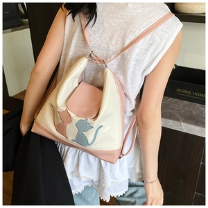 Sac à dos chat crème et rose porté par un mannequin pour l'effet de taille