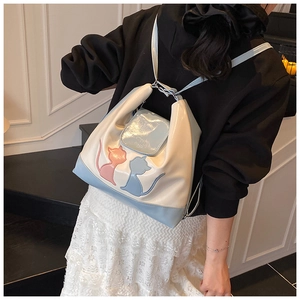 Détail d'un grand sac cabas avec un design de patchwork de chat bleu et blanc