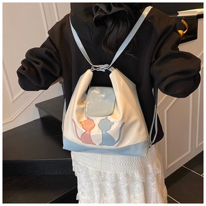Détail du sac à dos bicolore avec motifs de chats et fines bretelles élégantes