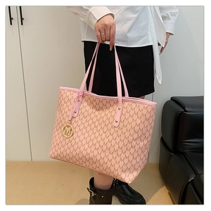 Détails du sac fourre-tout rose avec motif M et breloque logo M en métal doré