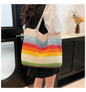 Vue détaillée du sac cabas tissé aux rayures arc-en-ciel avec grande capacité et anses souples