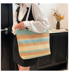 Vue détaillée du sac cabas tissé arc-en-ciel avec rayures colorées et poignées en corde