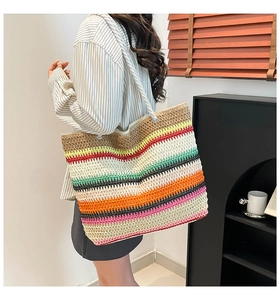 Vue latérale détaillée d'un grand sac cabas tissé arc-en-ciel avec des anses en corde blanche