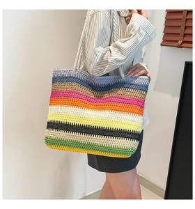 Détail d'un sac cabas en crochet à rayures colorées avec texture tissée et anses cordes