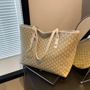 Sac Fourre-Tout de Mode en Cuir PU pour Femmes Grande Capacité Monogramme Lettre M Sac à Épaule Avec Pendentif en Métal Urbain Simple Sac à Main de Voyage