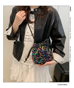 Détail des paillettes colorées et du cordon de serrage d'un sac seau à bandoulière
