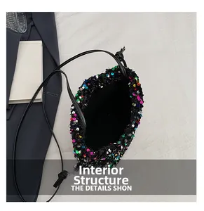Vue de dessus montrant la structure interne du sac seau à paillettes colorées