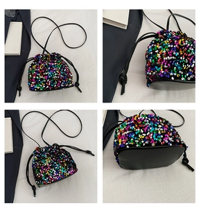 Détails d'un sac seau à paillettes colorées avec fermeture à cordon et texture fine